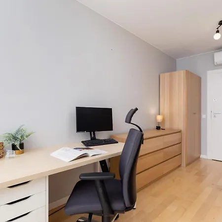 Solna With Parking Cracow By Renters Διαμέρισμα Krasków